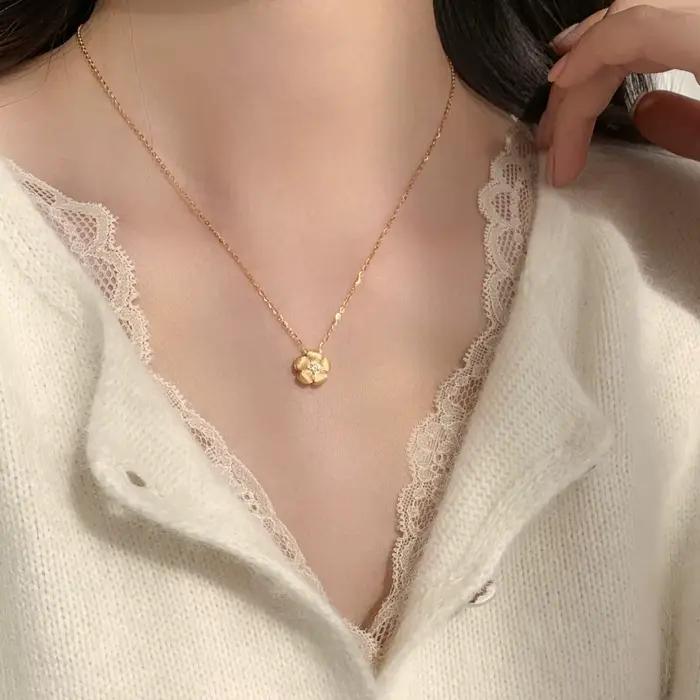 Nouveau collier pendentif fleur petite en or antique avec diamants
