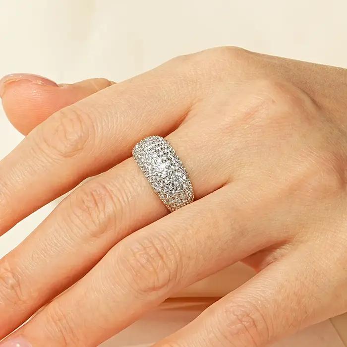 Bague de fête vintage plaquée or 14K sertie de zirconium blanc élégante pour femmes et hommes occasions spéciales anniversaires cérémonies de remises de diplômes soirées de gala voyages moments importants