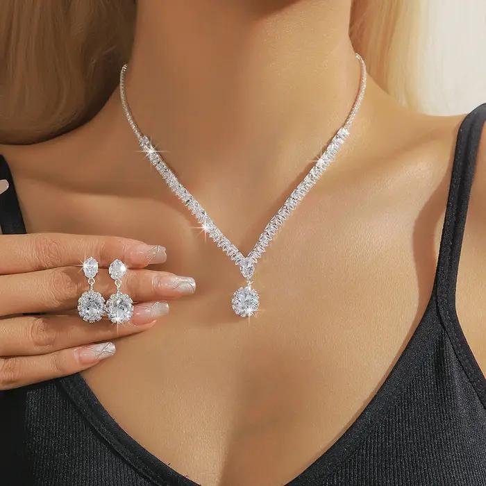 Ensemble collier et boucles d'oreilles en zircon - style luxueux