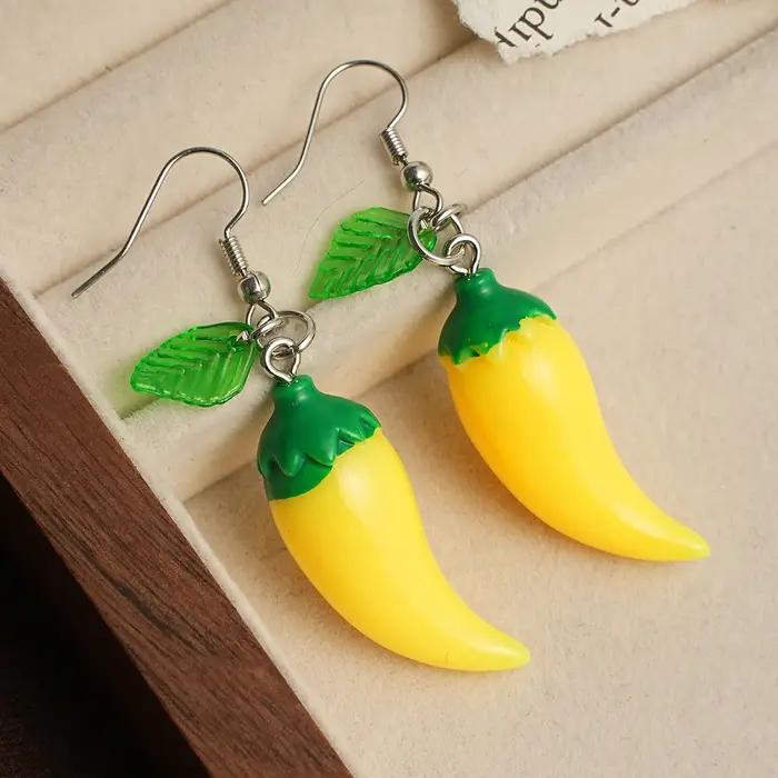 1 paire de boucles d'oreilles pendantes en forme de chili rouge et feuille verte à la mode