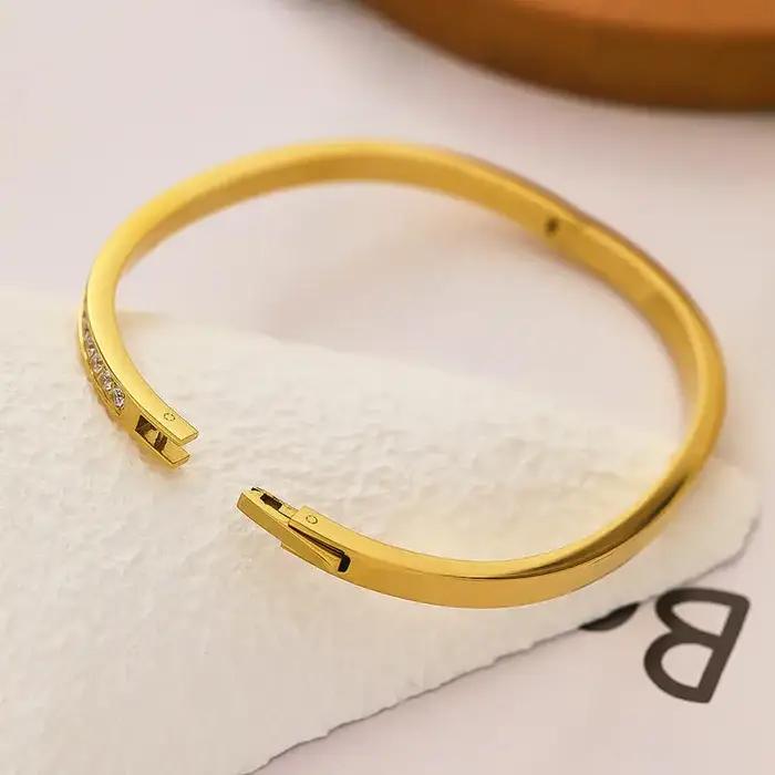 Bracelet jonc délicat incrusté de zircone cubique