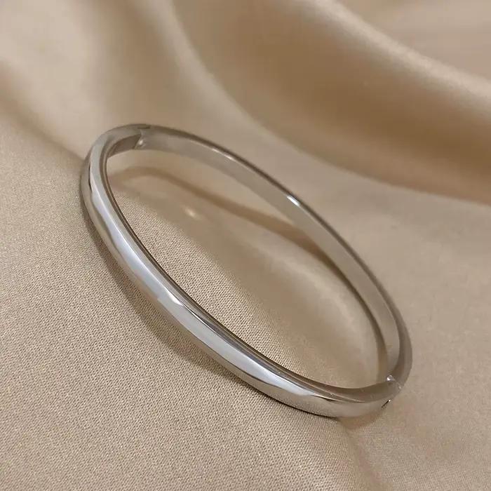 Bracelets simples et lisses en acier inoxydable plaqué or pour femmes élégantes et sophistiquées pour diverses occasions festives et quotidiennes