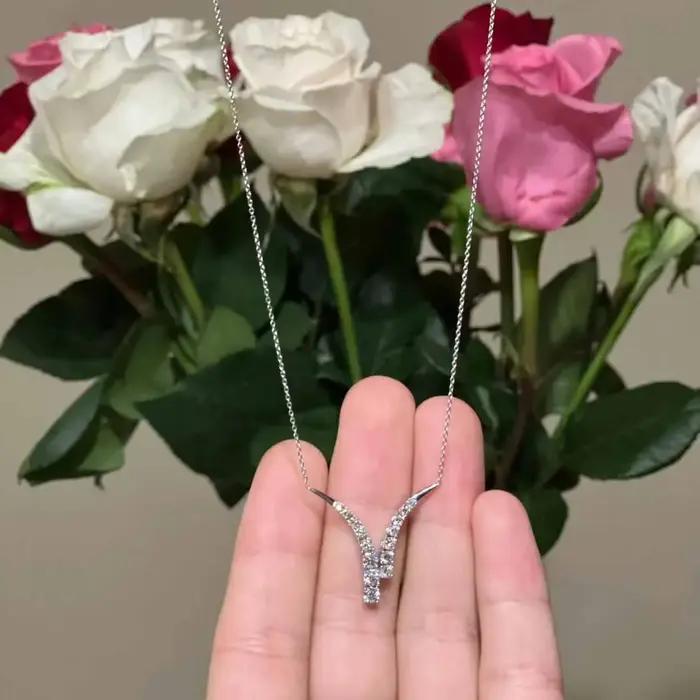 Collier de diamants étincelants avec chaîne de clavicule géométrique pour femmes, bijou de luxe léger, cadeau pour occasions spéciales