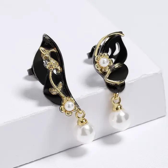 Boucles d'oreilles bicolores pour femmes élégantes en zirconium feuilles asymétriques fleurs douces pour engagement et occasions spéciales