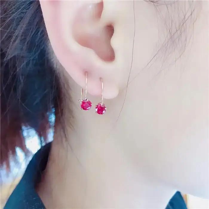 Boucles d'oreilles en or rose et zirconium rouge pour femmes, bijoux élégants et doux, parfait pour l'engagement et les occasions spéciales