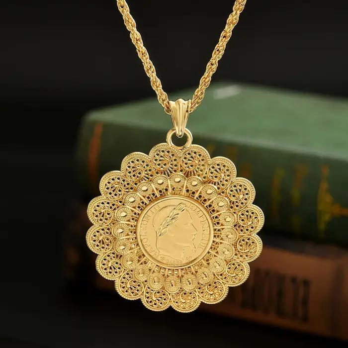 Un collier de dame arabe avec un pendentif rond plaqué or dans des bijoux de robe de mariée traditionnelle de style hip-hop avec chaîne torsadée