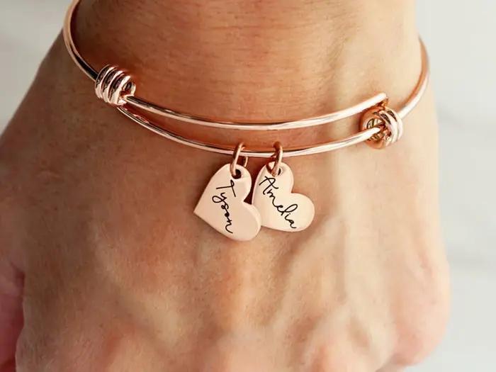 Bracelet à breloques réglable personnalisé avec 1 à 3 noms, pendentif mignon en forme de cœur, bijou