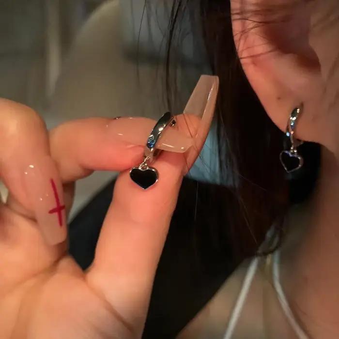 Boucles d'oreilles créoles géométriques en forme de cœur pour femmes et filles, accessoires de bijoux, document noir, creux, mode, 2023