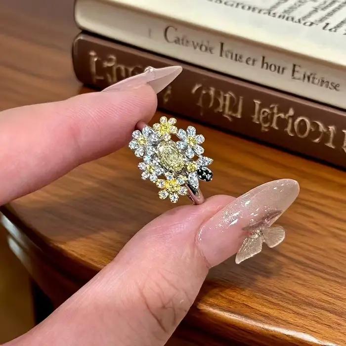 Bague de cocktail plaquée argent sertie de zirconium et de cristal pour femmes, élégante et ajustable pour occasions spéciales et quotidien