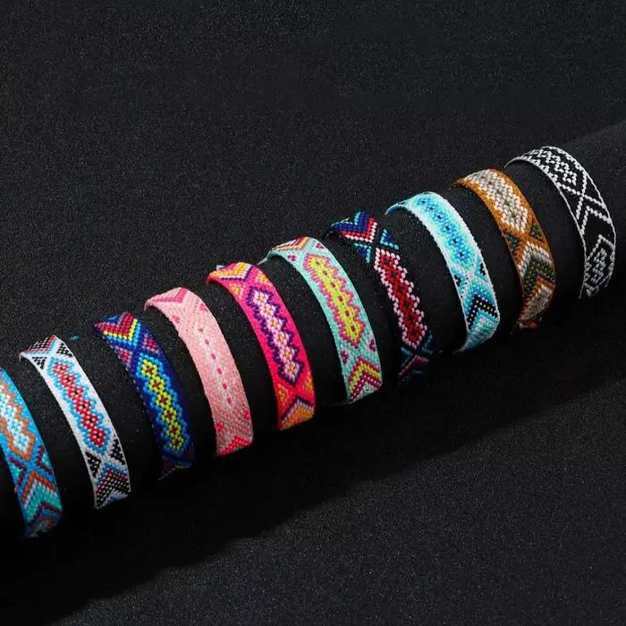 Bracelets d'amitié tissés bohèmes avec fermeture à nœud coulissant en polyester pour femmes et filles pour diverses occasions et cadeaux d'amitié