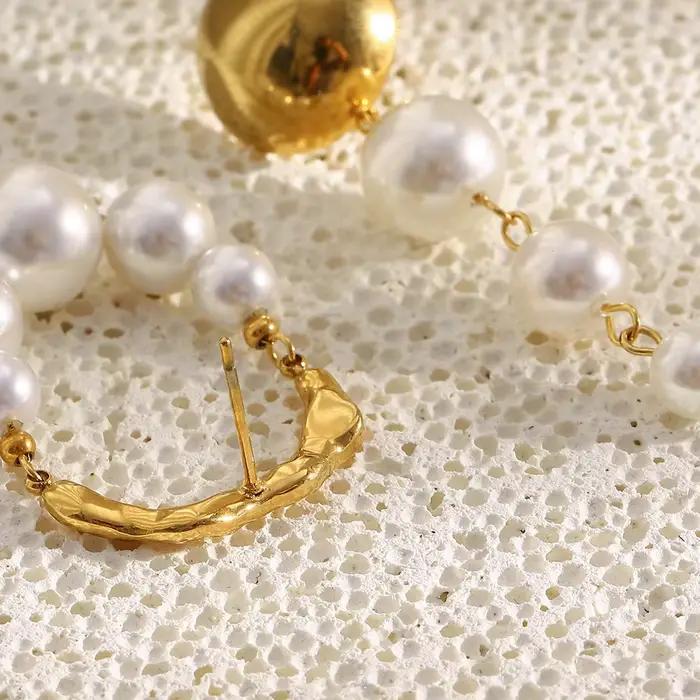 Boucles d'oreilles en perles baroques avec design asymétrique tendance en acier inoxydable plaqué or pour femmes occasions spéciales