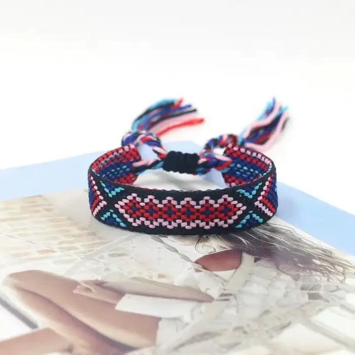 Bracelets d'amitié tissés bohèmes avec fermeture à nœud coulissant en polyester pour femmes et filles pour diverses occasions et cadeaux d'amitié