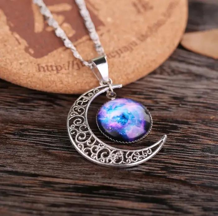 Collier bohème avec pendentif rond en verre de lune