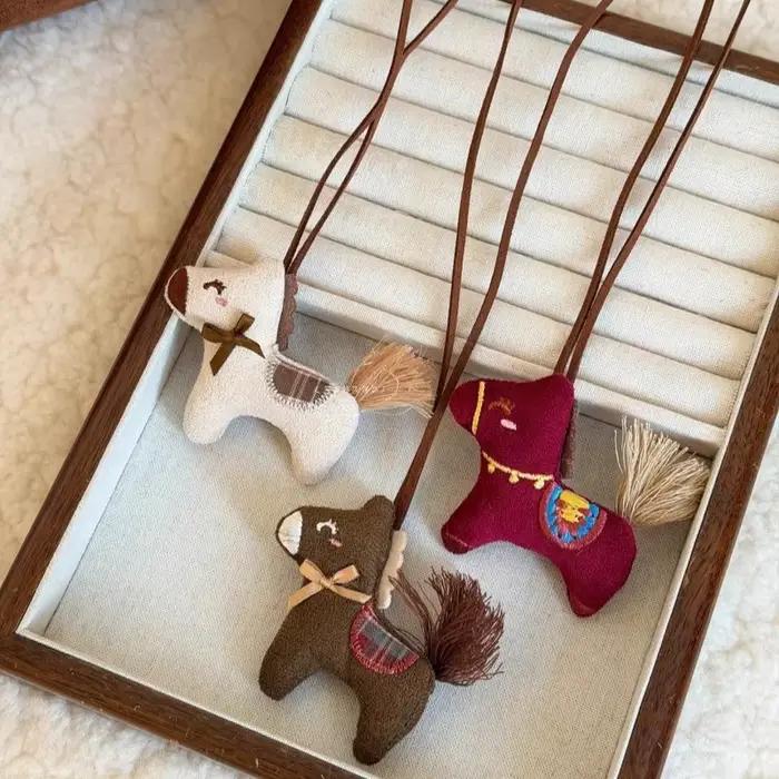 Collier poney mignon en peluche dessin animé bohème romantique pour femmes occasions spéciales quotidienne
