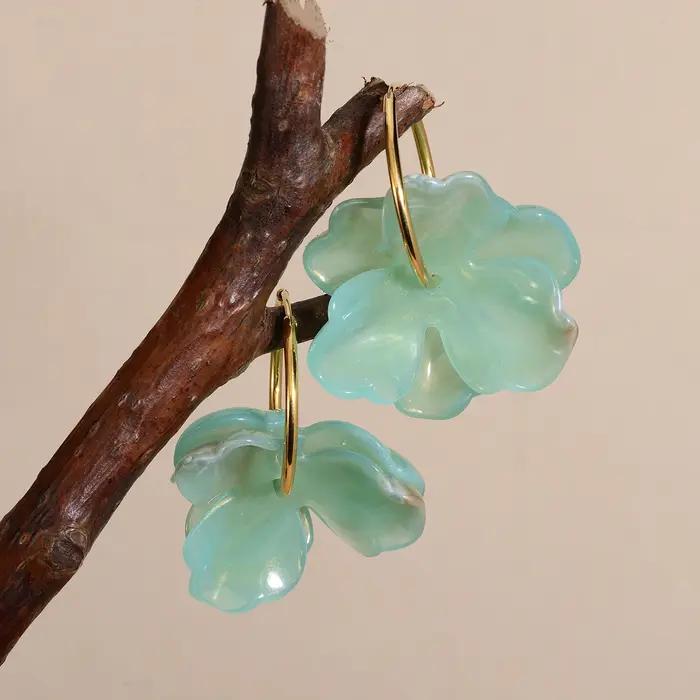 Boucles d'oreilles fleuries en acier inoxydable plaqué or pour femmes romantiques et mignonnes occasions spéciales et quotidienne