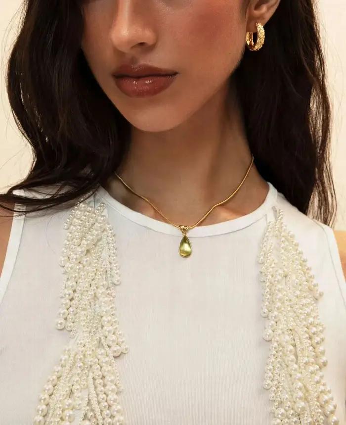 Collier pendentif délicat plaqué or pour femme. Avec larme en pierre verte naturelle. Bijoux pour tous les jours et fêtes