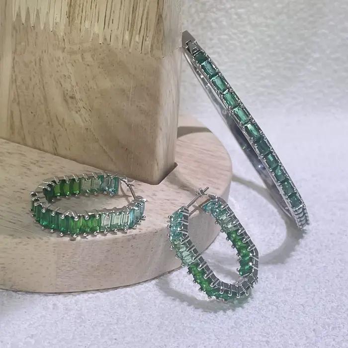 Parure de bijoux Anniversaire 2026 – Collier, bague et boucles d'oreilles de luxe pour femme, avec plumes bleues charmantes et cristaux géométriques blancs et verts