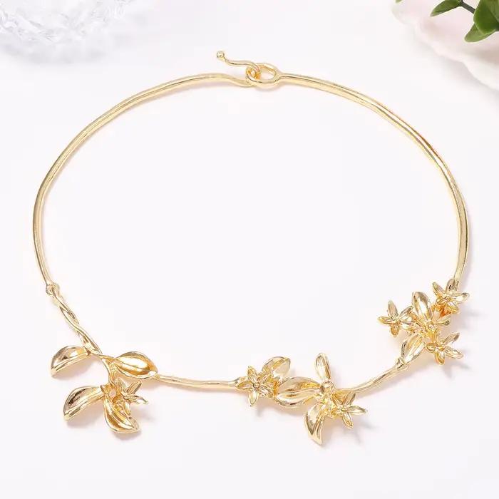 Collier ras du cou en métal doré avec motif floral et pendentif fleur pour femmes occasions spéciales soirée événements