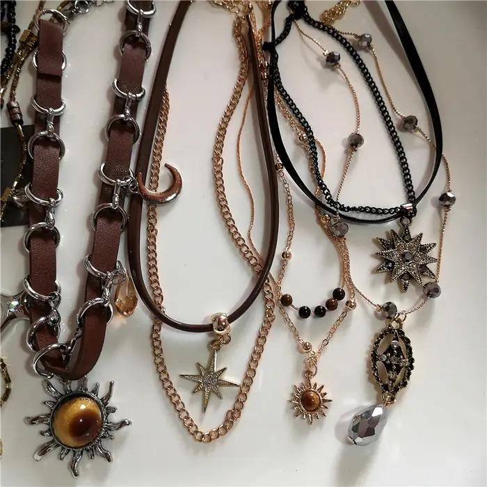 Collier Vintage en Cuir avec Pendentif Soleil en Pierre Marron Ras du Cou Perlé Chaîne de Clavicule Bijoux Grunge Personnalisés Uniques Y2K