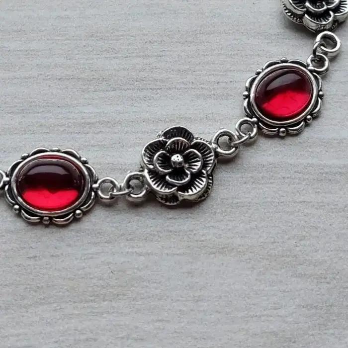Bracelet en pierres artificielles rouge vif ; Manchette florale gothique originale ; Bijou ajustable poli avec chaîne