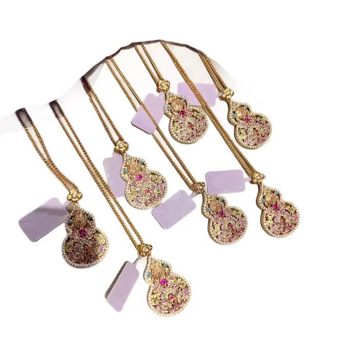 Collier en émail élégant pour femmes avec chaîne vintage et pendentif coloré pour occasions spéciales