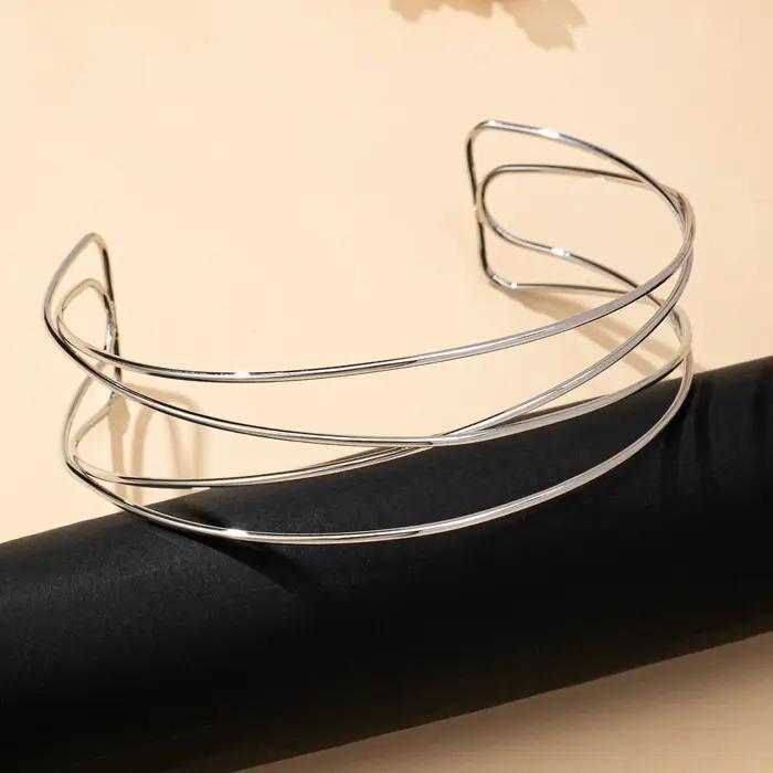 Tour de cou pour femmes en alliage de fer, or et plaqué argent, design minimaliste pour occasions spéciales et tenues quotidiennes