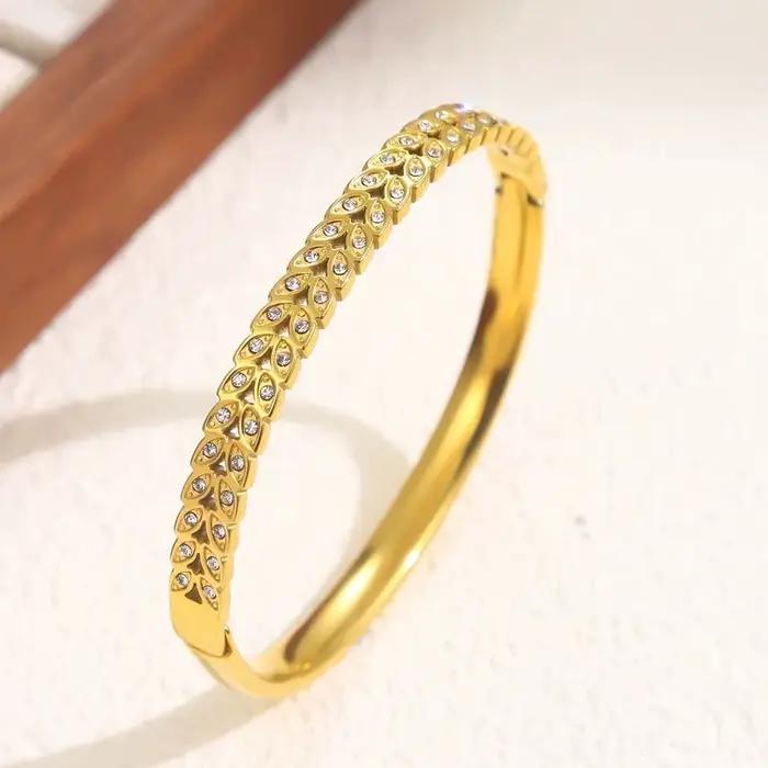 Bracelet rétro élégant en acier inoxydable plaqué or pour femmes occasions spéciales cadeau chic