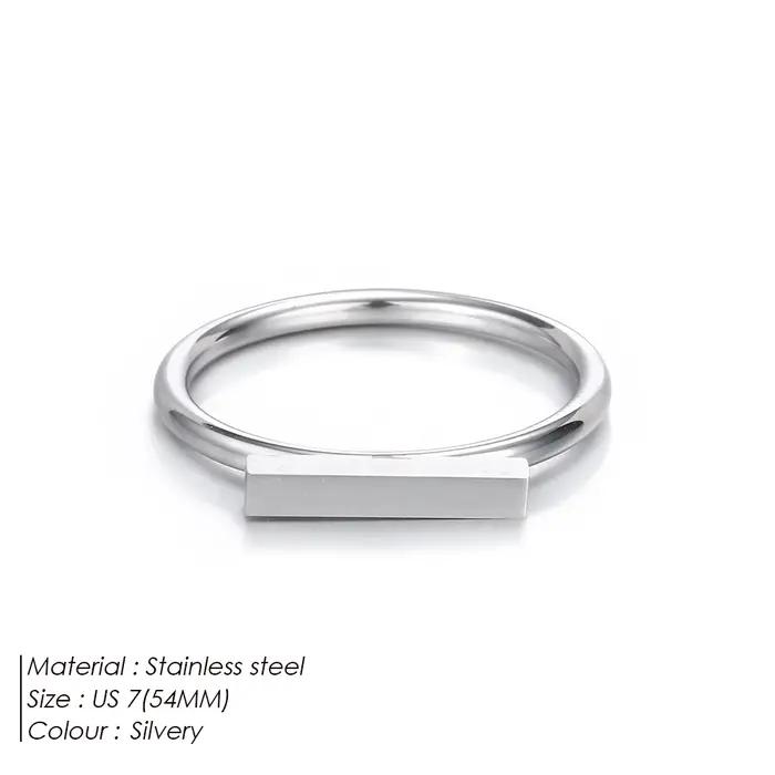 Bague de fiançailles minimaliste personnalisée en acier inoxydable avec lettres gravées pour femmes occasions spéciales et partys