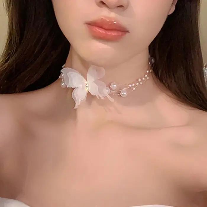 Collier ras du cou en perles papillon blanches pour femme